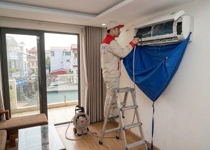 Thợ Che Chắn Cẩn Thận Trước Khi Thực Hiện Rửa Sạch điều Hòa