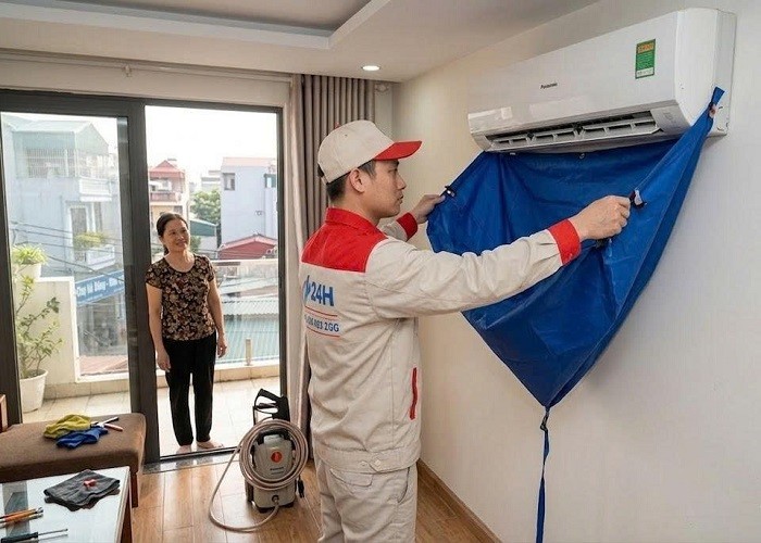 Thợ đang Vệ Sinh Dàn Lạnh điều Hòa Cẩn Thận